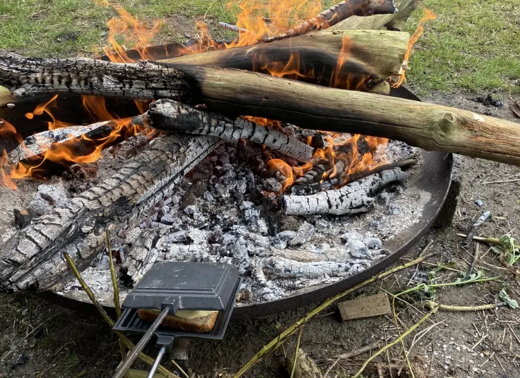 tosti ijzer in het vuur