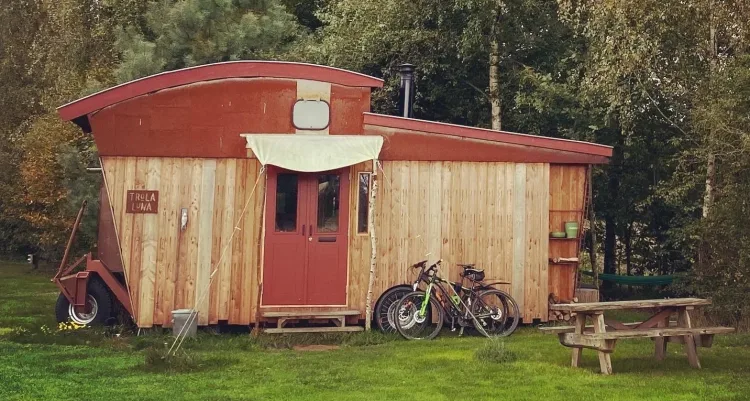 tiny house met rond rood dak