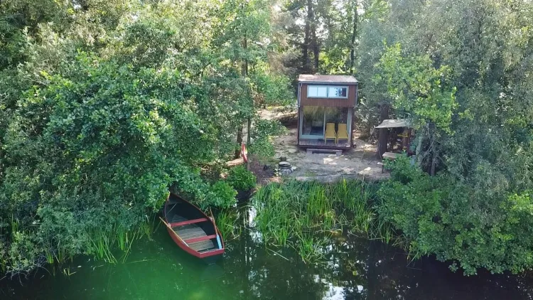 Tiny House Kwaak aan het water met bootje Tralaluna