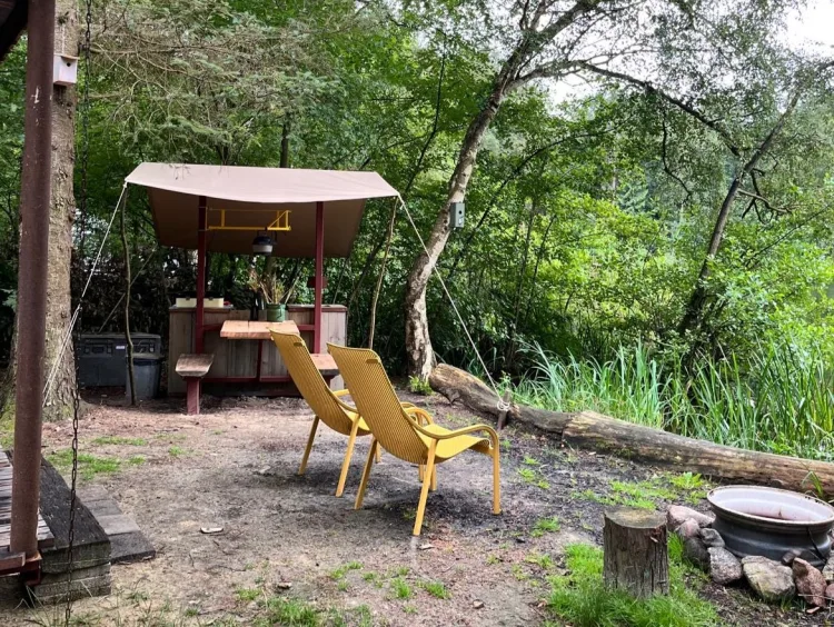 buitenkeuken met 2 gele stoelen